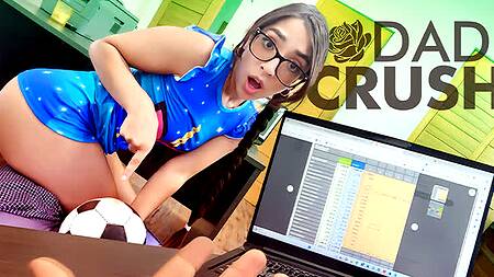 Смазливая студентка в очках садится на член отчима