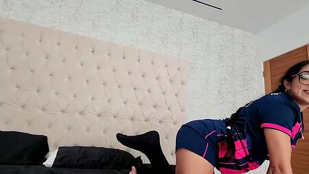 Смазливая студентка в очках садится на член отчима