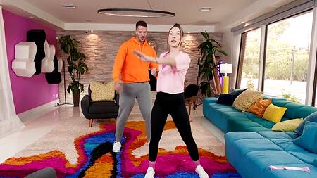 Пришла тренировать девушку и трахнулась с её парнем