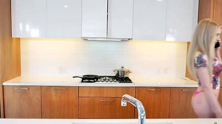 Заглянул к привлекательной милфе и трахнул её на кровати