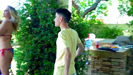 Милфы трахают молодого парня