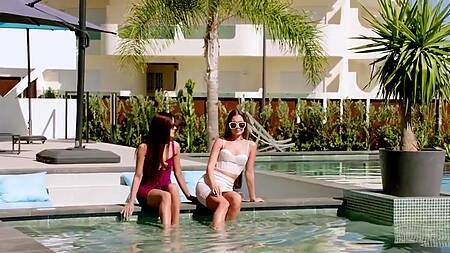 Бисексуальные красотки дают мужику в попки после лесби секса