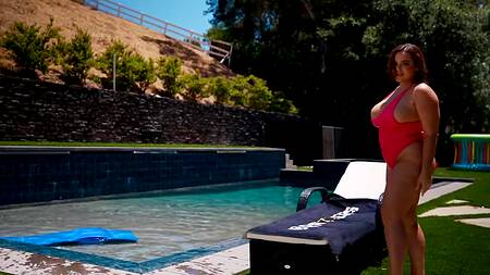 Рыжая милфа с сочным телом развлекается к бассейна