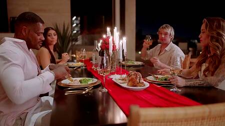 Муж пошел играть в теннис, а жена трахается с негром