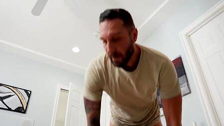 Увидела как друг мужа дрочит вибратором и взяла хуй в ротик