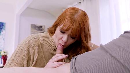 Рыженькая милфа после мастурбации отдается другу сыну в попку