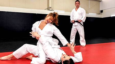 Азиатка ничего не смыслит в карате, зато умеет ебаться