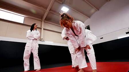 Азиатка ничего не смыслит в карате, зато умеет ебаться