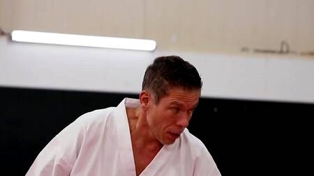 Азиатка ничего не смыслит в карате, зато умеет ебаться