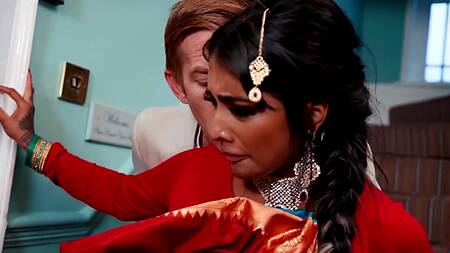 Индийская невеста сосет большой член под столом