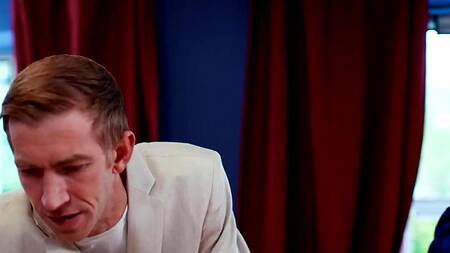 Индийская невеста сосет большой член под столом