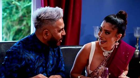 Индийская невеста сосет большой член под столом