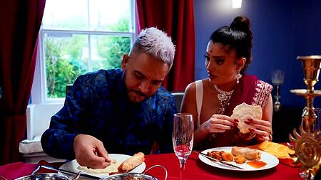 Индийская невеста сосет большой член под столом