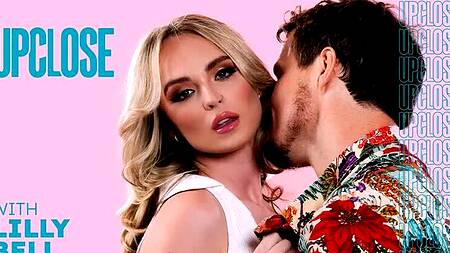 Первым делом лижет киску и жарко трахает блондинку