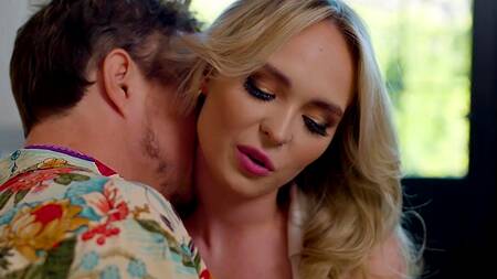 Первым делом лижет киску и жарко трахает блондинку