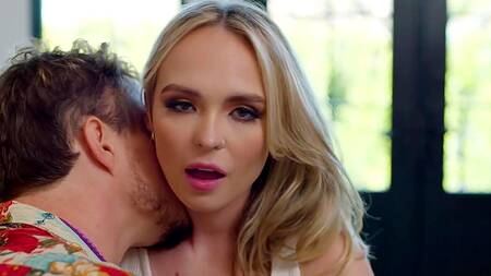 Первым делом лижет киску и жарко трахает блондинку