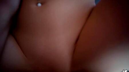 Рыжая девка за обедом задирает юбку и показывает бритую киску