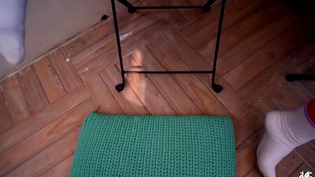 Рыжая девка за обедом задирает юбку и показывает бритую киску