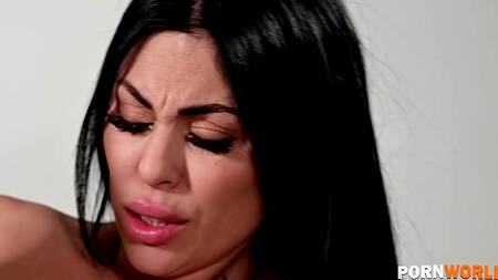 Жаркая милфа ласкает дырки в кабинете босса и соблазняет его на анал