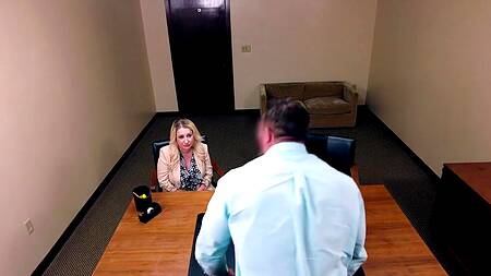 Зрелая работница отдается на столе за премию