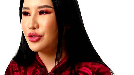 Зрелая азиатка в красном белье наслаждается сексом