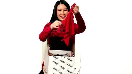 Зрелая азиатка в красном белье наслаждается сексом