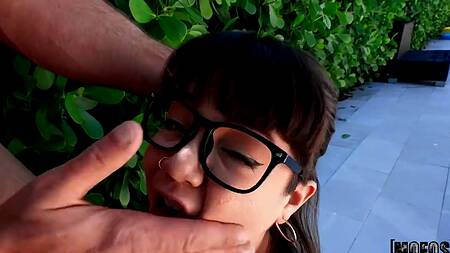 Лысый брутал жестко трахает миниатюрную девку на весу