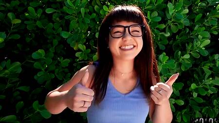 Лысый брутал жестко трахает миниатюрную девку на весу