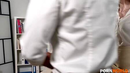 Татуированная девушка психолог трахается с двумя неграми