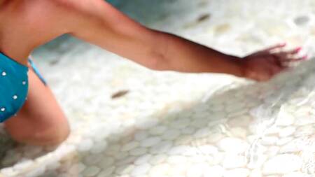 Показывает сиськи у бассейна, напрашиваясь на жесткий секс