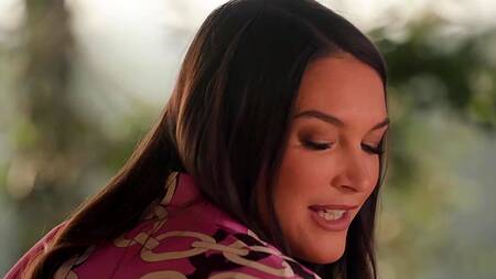 Секретарша задрала юбке и показала попку с пробкой внутри