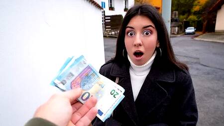 Показала сиськи с пирсингом сосков на улице и отдалась за деньги