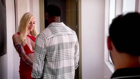 Встречается с красивой и позволяет ей изменять с негром