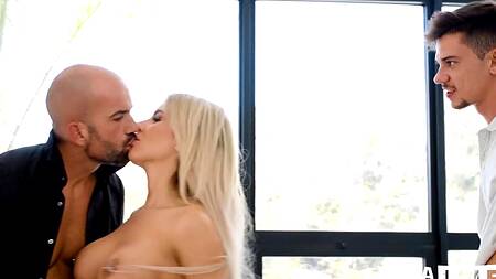 Латинскую домработницу трахает хозяин и его сын