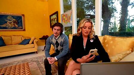 Учительница географии трахается со студентом у себя дома