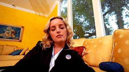 Учительница географии трахается со студентом у себя дома