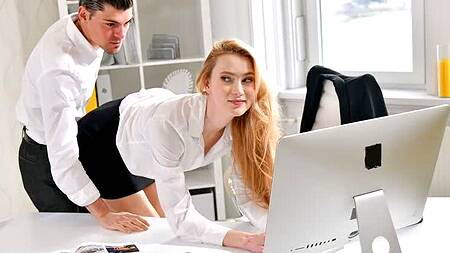 Милашка на работе соблазнила коллегу на анал