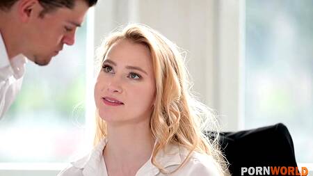 Милашка на работе соблазнила коллегу на анал