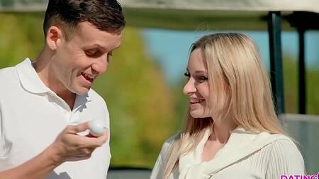 Зрелая красотка на шоу "Холостяк" соблазняет парня на секс