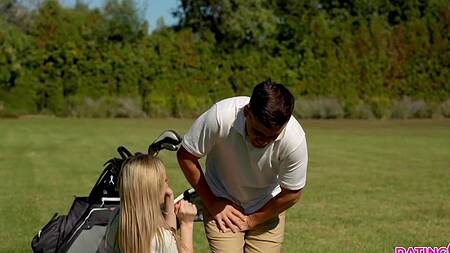 Зрелая красотка на шоу "Холостяк" соблазняет парня на секс