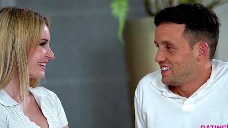 Зрелая красотка на шоу "Холостяк" соблазняет парня на секс