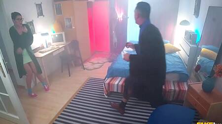 Священник без одежды трахнул красотку на кровати