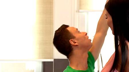 Сексуальная мачеха с большими сиськами соблазняет на интим