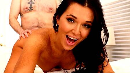 Встретила мужика в белье и повела его в спальню ебаться