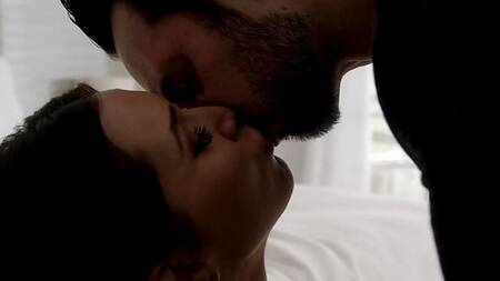 Встретила мужика в белье и повела его в спальню ебаться