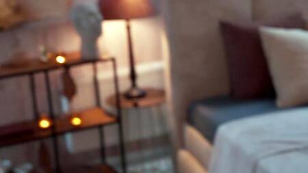 Чувственно трахает кудрявую блондинку и кончает на ноги