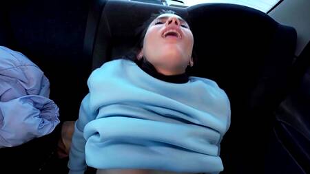 Милая студентка наслаждается большим хуем таксиста