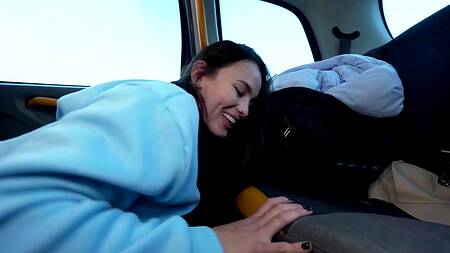 Милая студентка наслаждается большим хуем таксиста