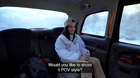 Милая студентка наслаждается большим хуем таксиста