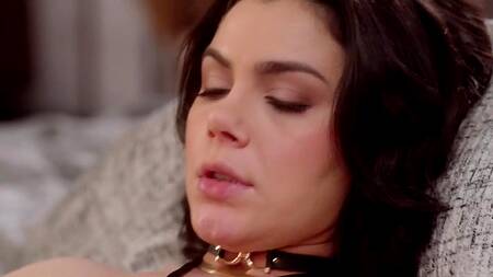 Красотка закончила работу и села негру на лицо